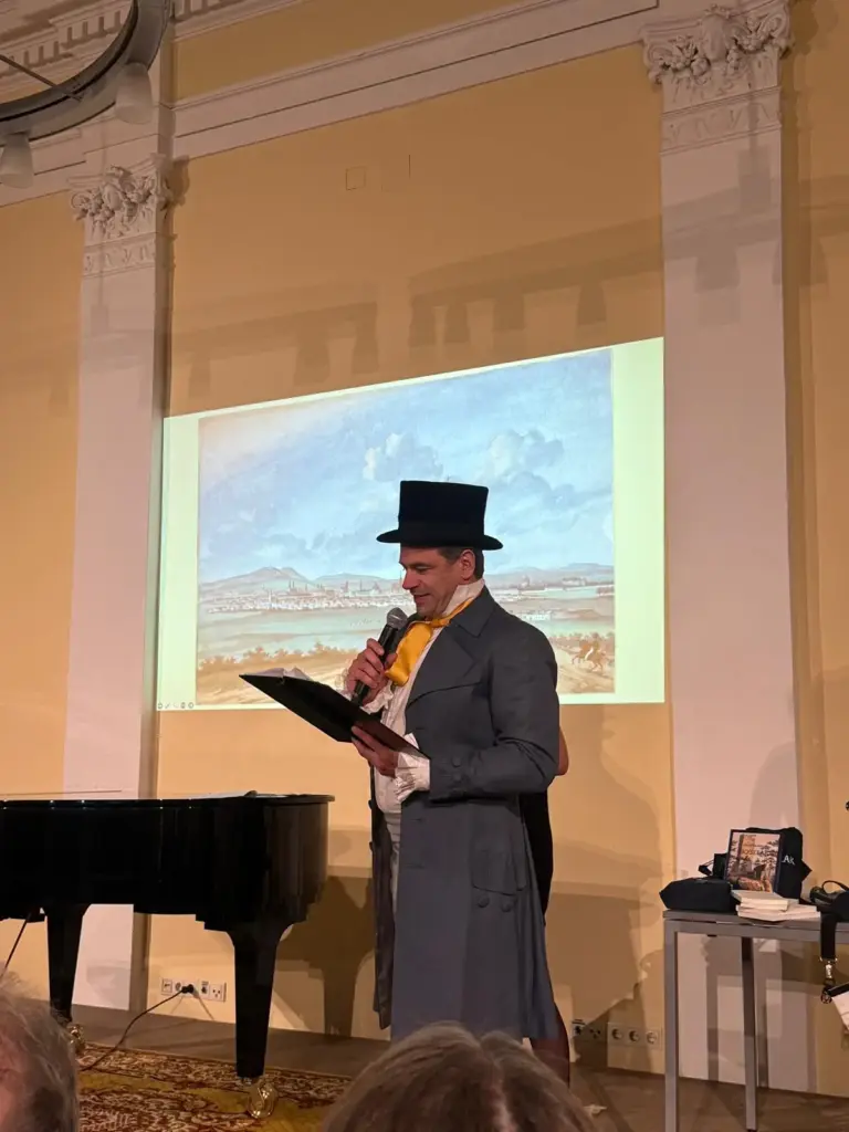 Nikolaus Barton trägt aus Kyselaks Reisebeschreibung vor.