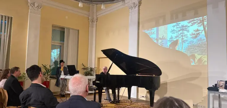 Oskar Aichinger bringt sein Kyselak-Lied