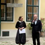 Leonid Rath und Gabriele Goffriller begrüßen die Gäste im Hof der LOBMEYR Werkstätten.